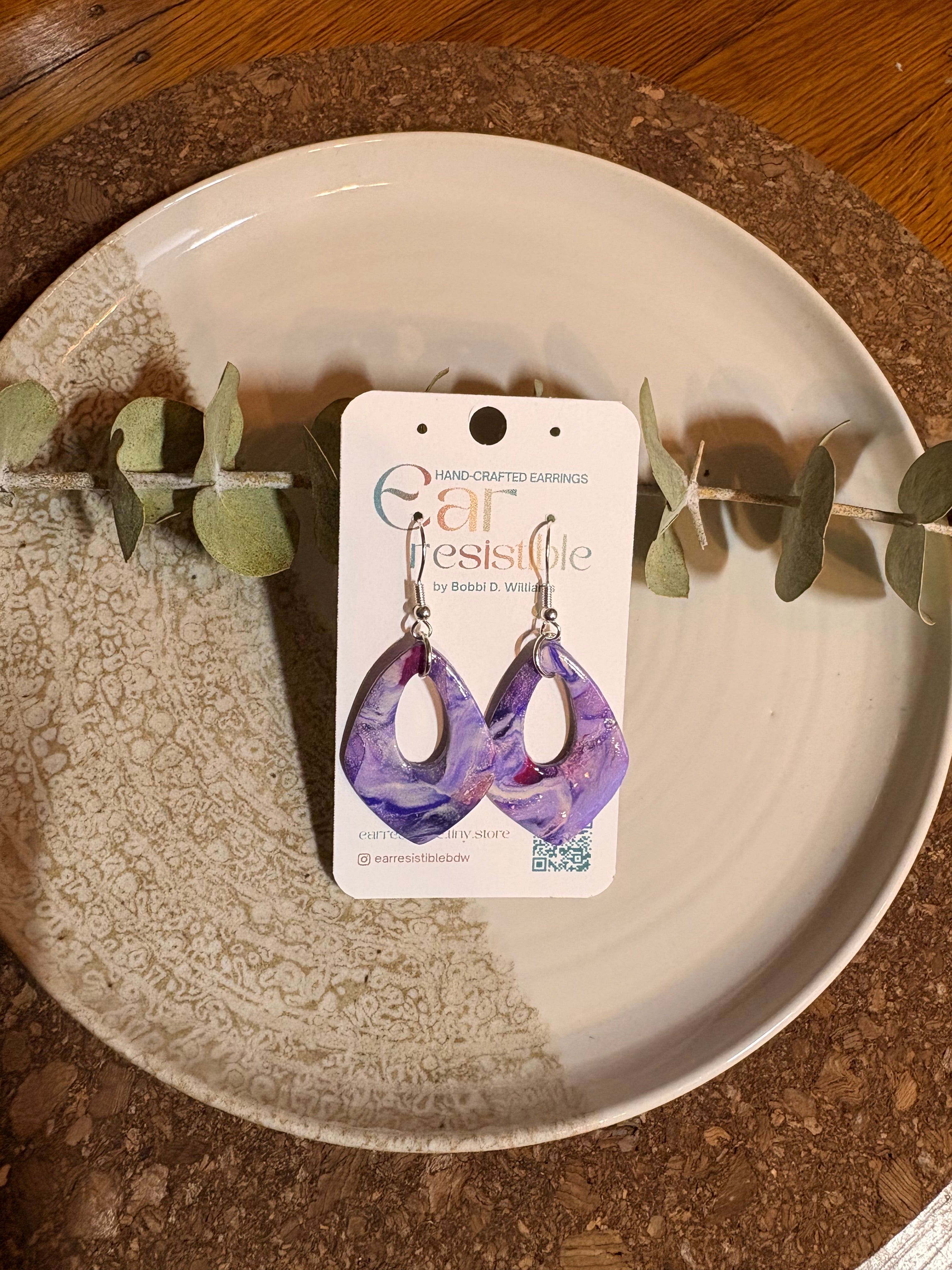 Dangle earrings: purple and fushia